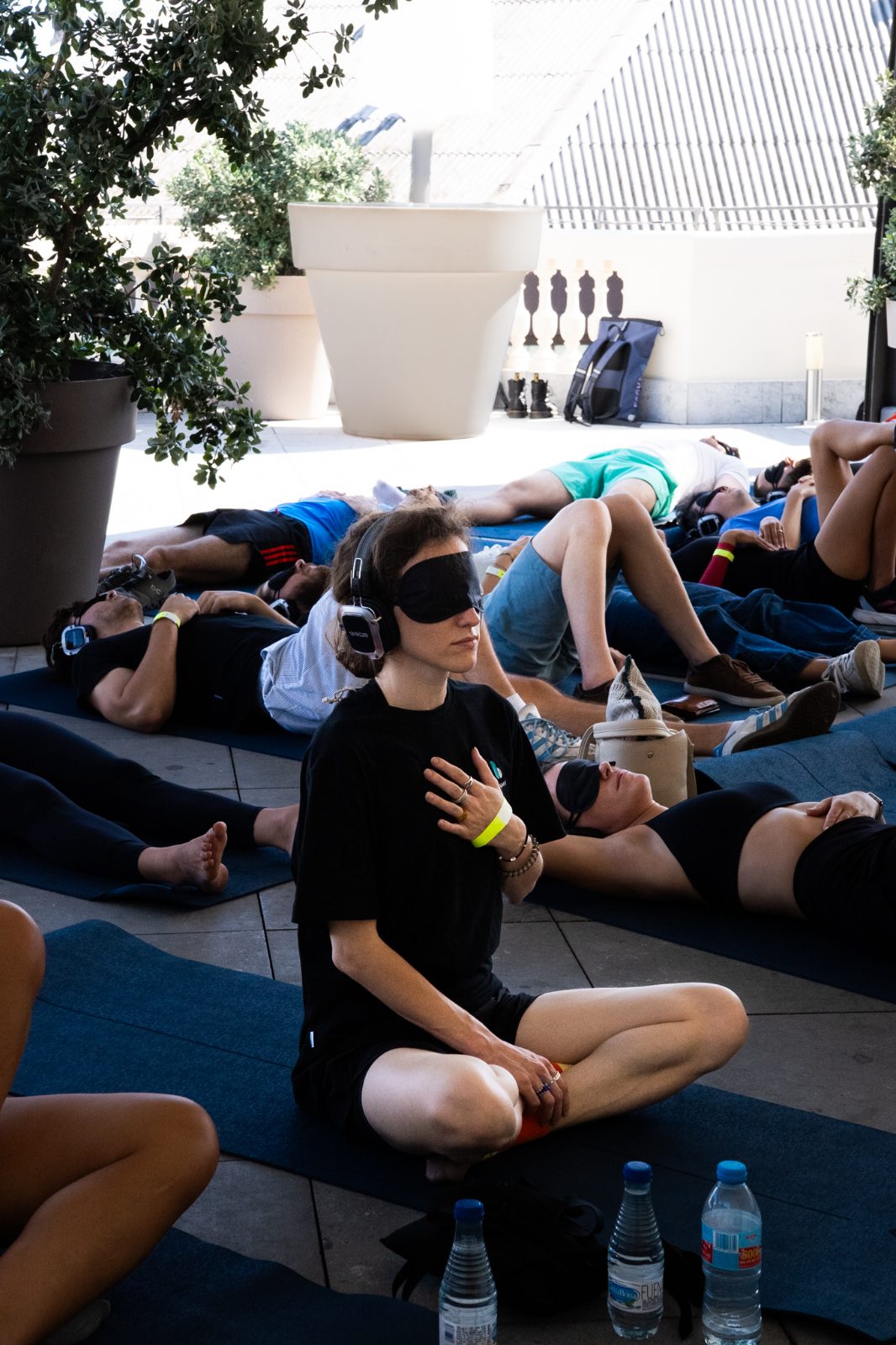 Guided sound-bath wellness session with blindfolds at a Casa Très event