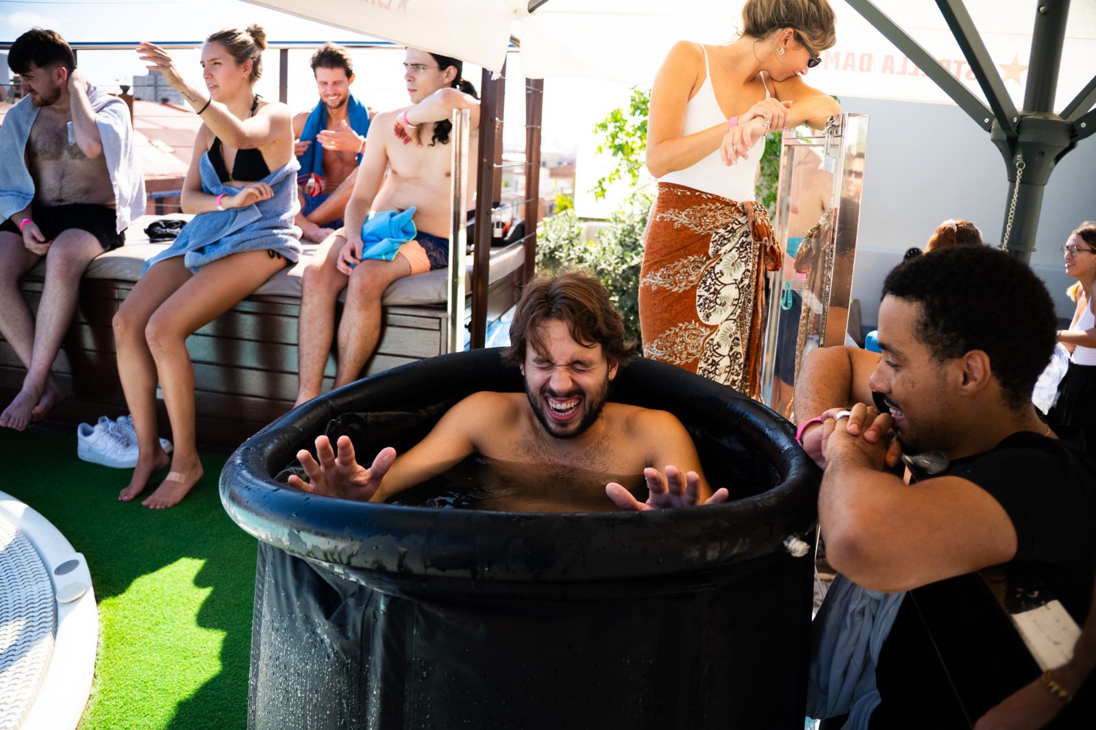 Guest enjoying a rooftop ice bath and Wim Hof breathwork session by Casa Très